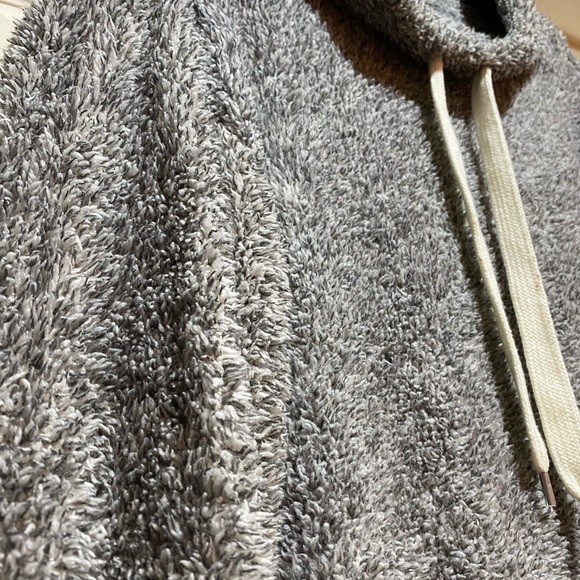 Gray fluffy pullover sweatshirt size Medium - Picture 2 of 3